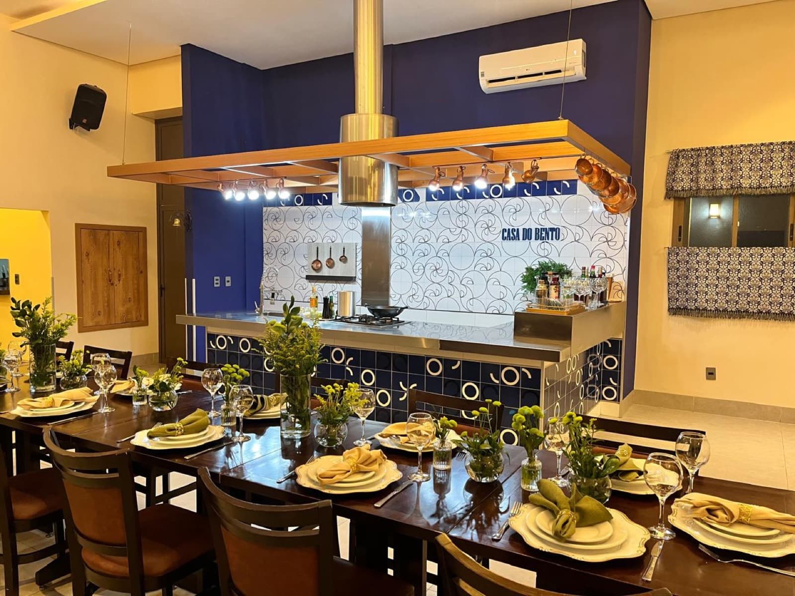 Balcão e mesa posta no ambiente aconchegante da Casa do Bento