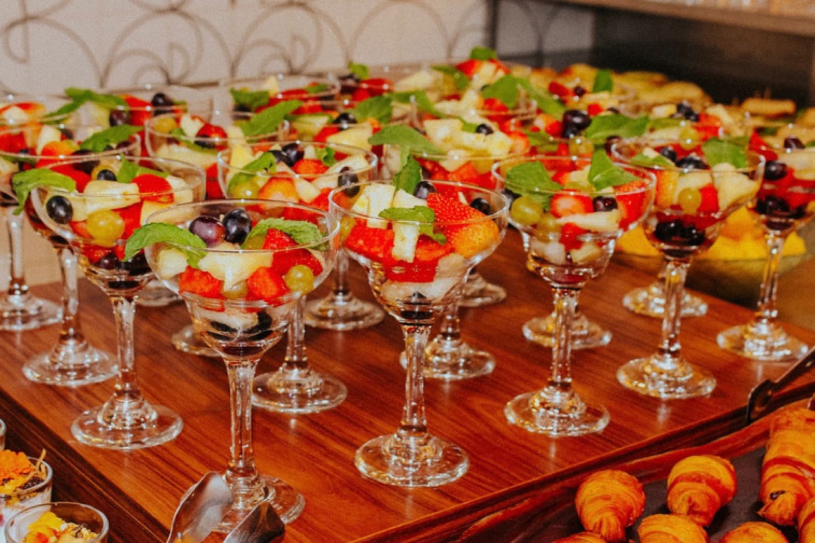 Salada de frutas na taça servida no café da manhã da Casa do Bento
