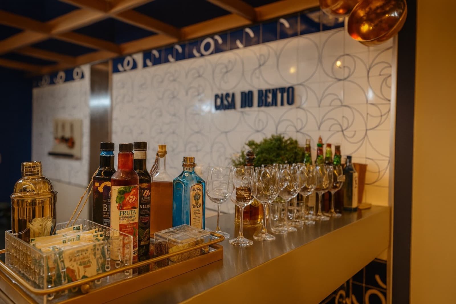 Bar de coquetelaria da Casa do Bento com taças e garrafas