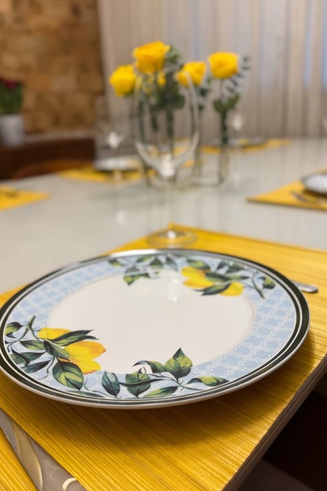 Louça exclusiva com estampa de limão em mesa posta da Casa do Bento