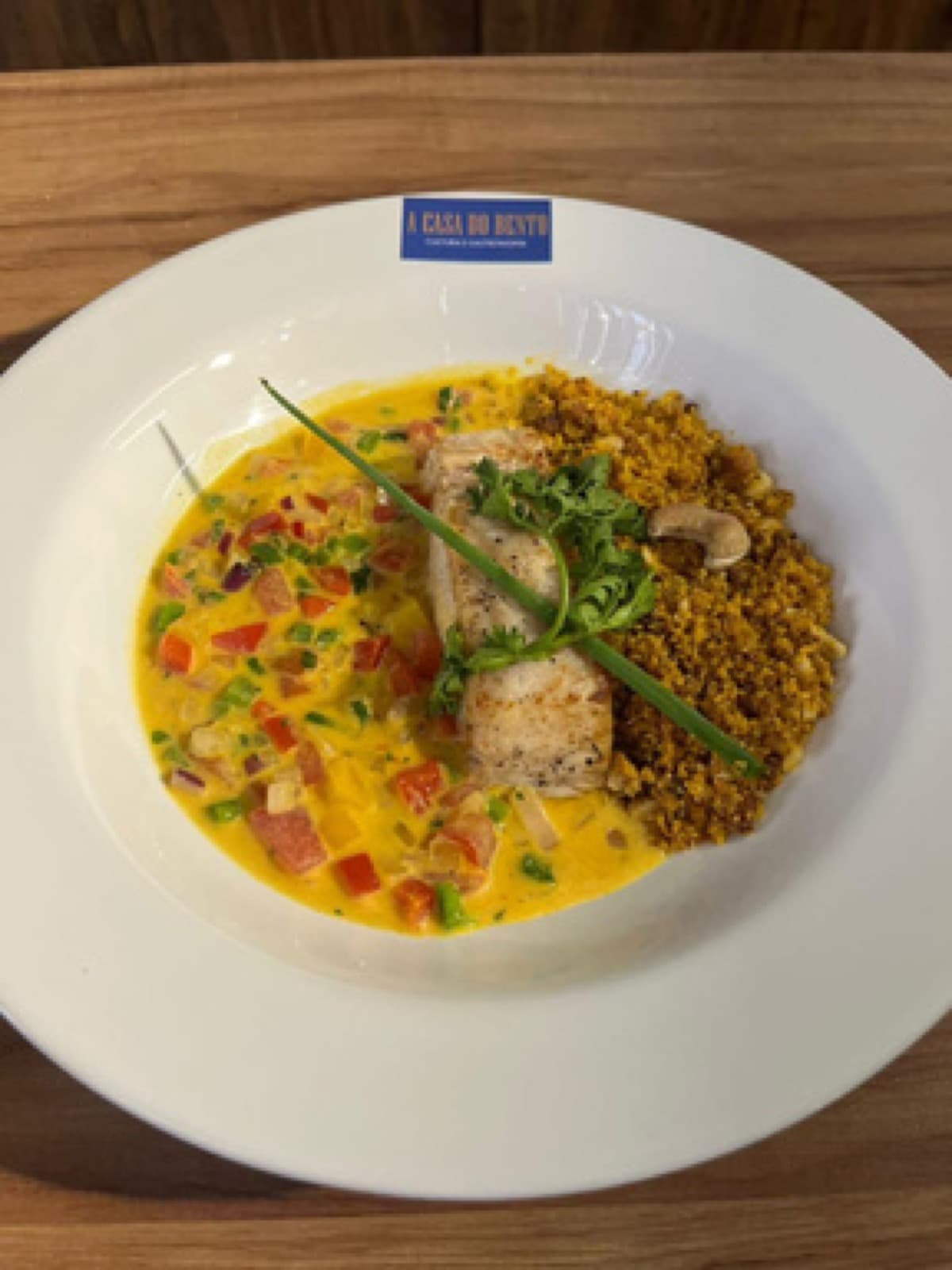 Prato Pirarucu do Bento servido com molho de moqueca e farofa crocante